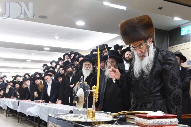 האדמו''ר מאלכסנדר הדלקת נר ראשון של חנוכה - צילום שוקי לרר (13)