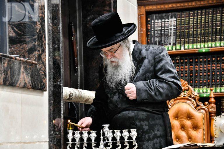 האדמו''ר מדארג הדלקת נר ראשון של חנוכה - צילום שוקי לרר (15)