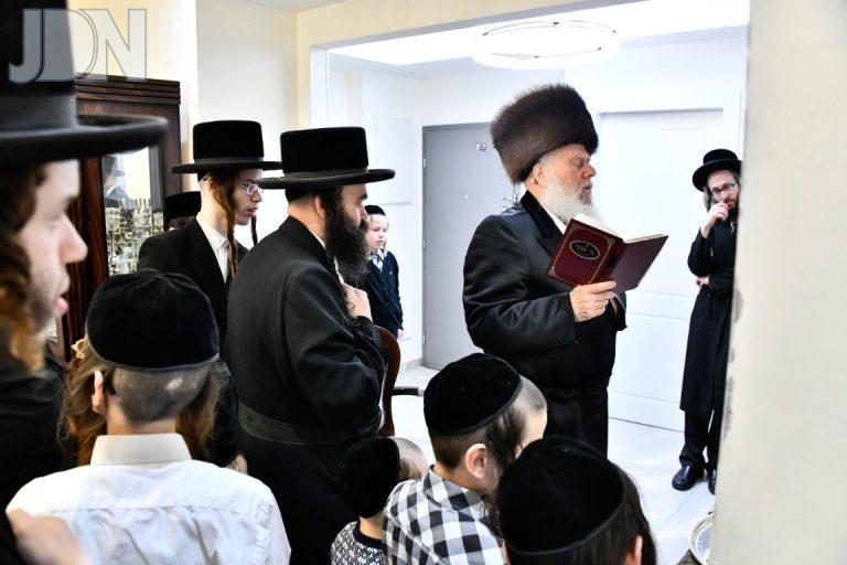 האדמו''ר מוואסלוי הדלקת נר ראשון של חנוכה - צילום שוקי לרר (15)