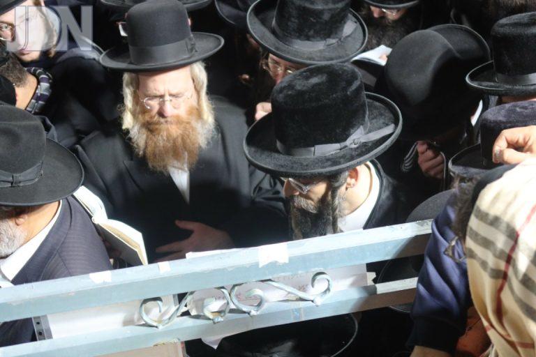 האדמו''ר מזוועהיל בציון הבת עין בליל ההילולא, צילום שימי פ