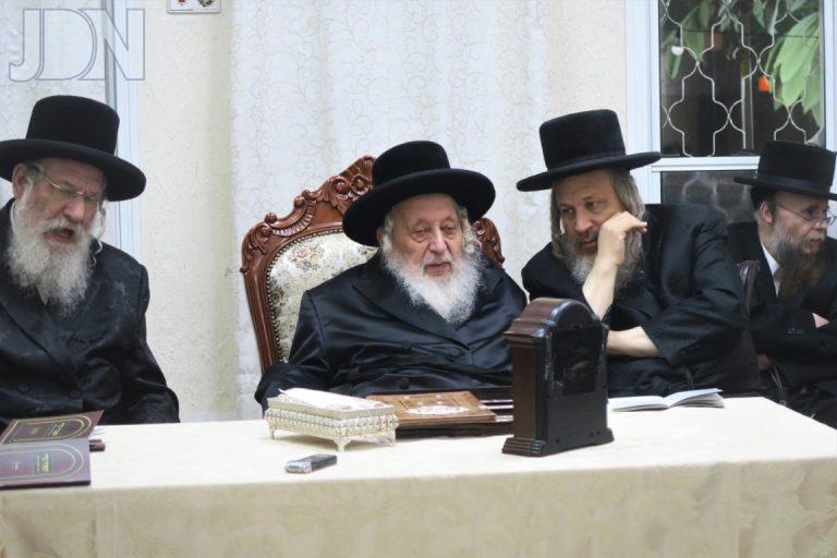 האדמור מנאראל בהדלקת נרות חנוכה צילום מ