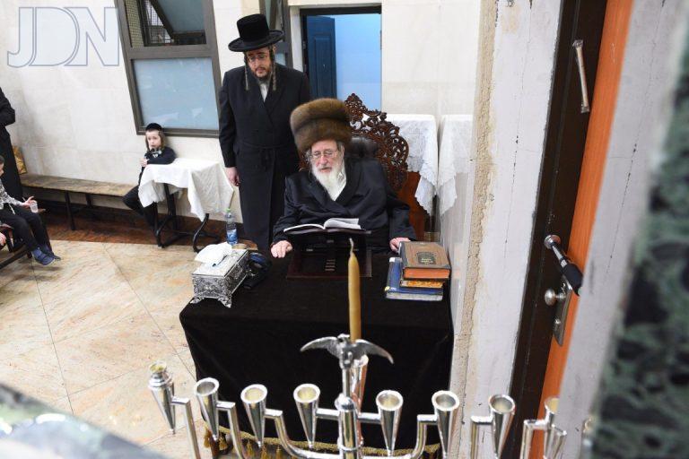 האדמו''ר מספינקא הדלקת נר ראשון של חנוכה - צילום שוקי לרר (10)