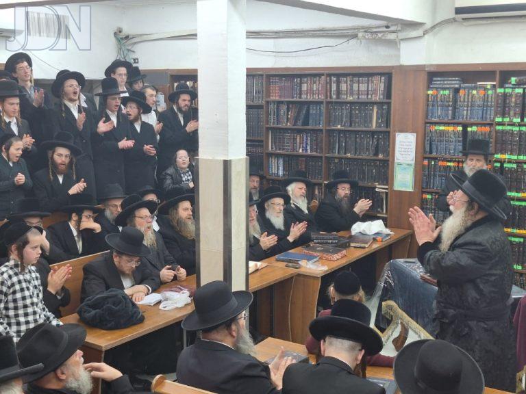 האדמו''ר מקוזמיר בהדלקת נר חנוכה