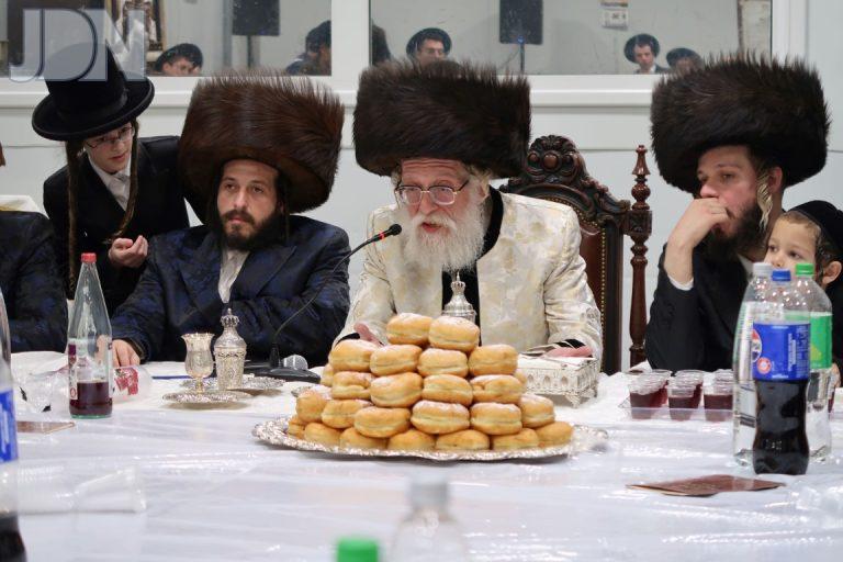 האדמו''ר משאץ דראהביטש בהדלקת נר ג' דחנוכה ברמה ג' בעיר בית-שמש (11)