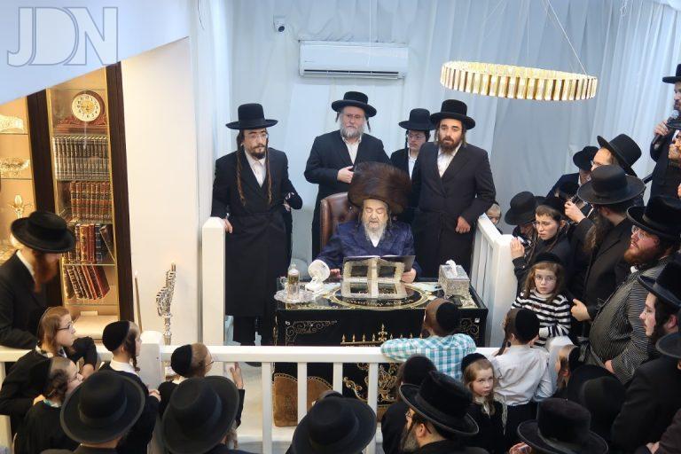 הגרי''מ שכטר חנוכה בחנוכיה של הרה''ק מסאטמאר (35)