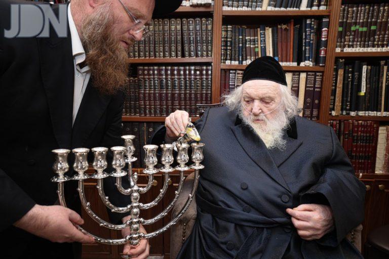 הגר''מ שטרנבוך בהדלקת נרות וחלוקת דמי חנוכה צילום דוד ארזני (2)
