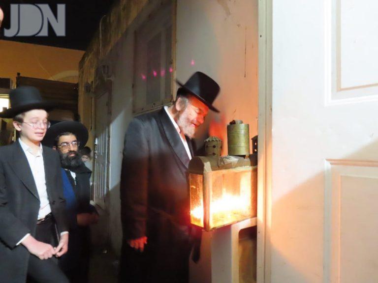 הגרמ''מ קארפ בביתו במודיעין עילית בהדלקת נרות חנוכה (1)