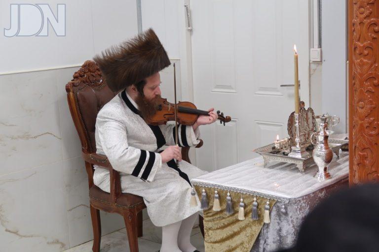 הדלקת נר א' דחנוכה בחצר הקודש מיאלען