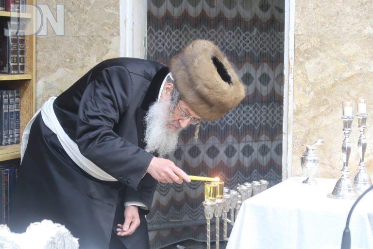 הדלקת נר ב' דחנוכה בחצה''ק קאמארנא. צילום ש.פ