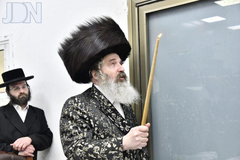 הדלקת נר חנוכה בחצה''ק זוטשקא אמסנא צילום שוקי לרר (23)