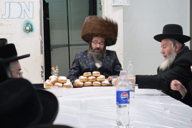 הדלקת נר חנוכה ולחיים טיש בחצה''ק ראדושיץ בית שמש (5)