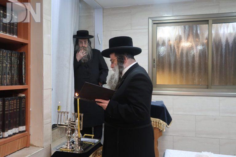 הדלקת נר ראשון של חנוכה בחצה''ק לעלוב צילום שימי פ