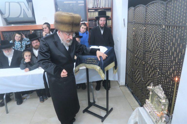 הדלקת נרות חנוכה אדמו''ר מאנטניא בבית מדרשו בבני ברק נר א' דחנוכה צילום מ