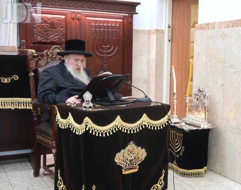 הדלקת נרות חנוכה בחצה''ק טשארנאביל צילום שימי פ