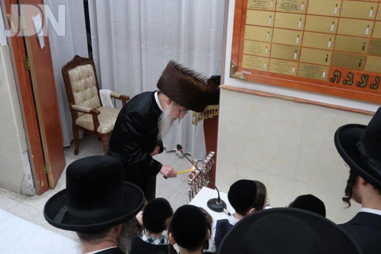 הדלקת נרות חנוכה בחצר הקודש מעליץ (5)
