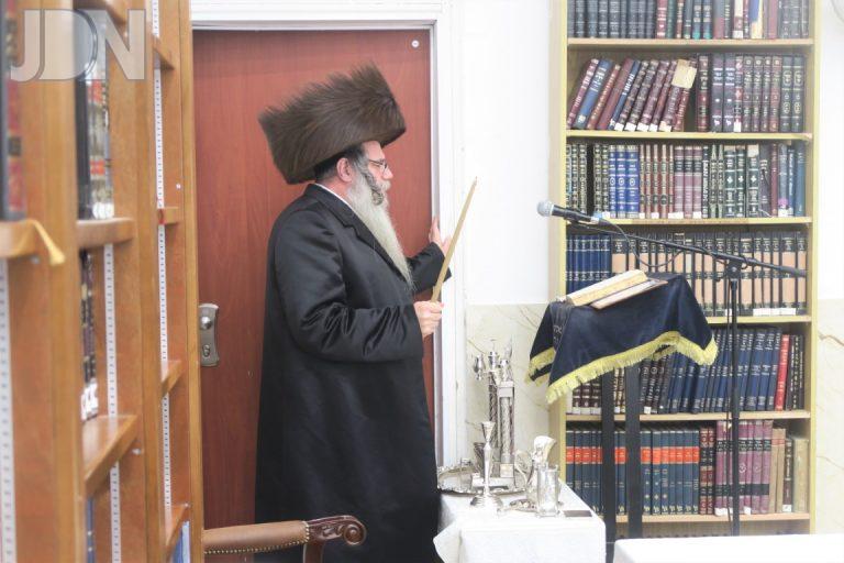 הדלקת נרות חנוכה בחצר הקודש קוידינוב צילום מ