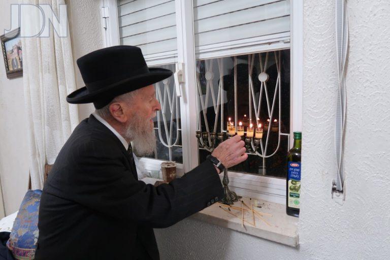 הדלקת נרות חנוכה במעונו של חבר ביה''ד רבי דוד עטיה רו''מ 'היכל עזרא' בירושלים. צילום ש.פ