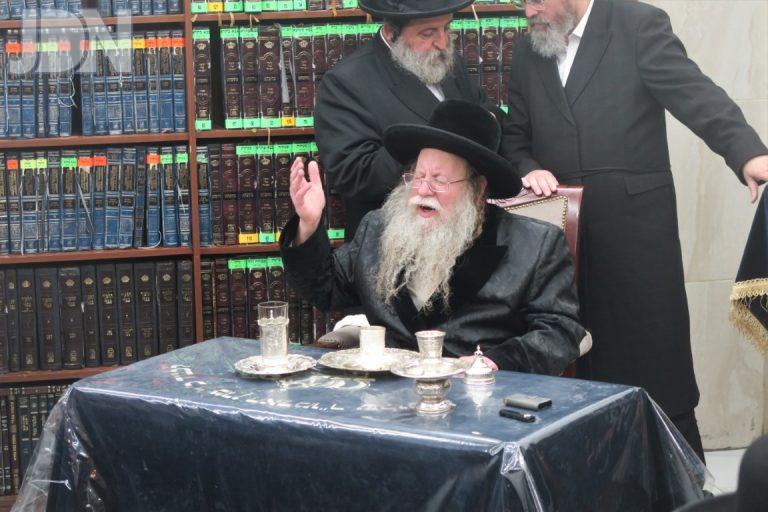 הדלקת נרות חנוכה ולחיים טיש בחצר הקודש קוזמיר (11)