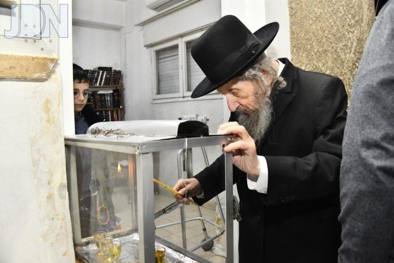 הדלקת נרות חנוכה ר' דוב לנדאו צילום שוקי לרר (4)