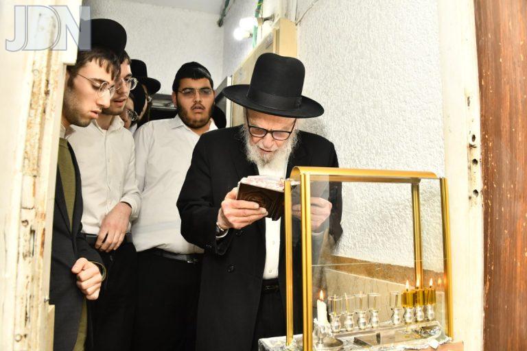 הדלקת נרות חנוכה תשפ''ו הרב הירש צילום שוקי לרר (4)