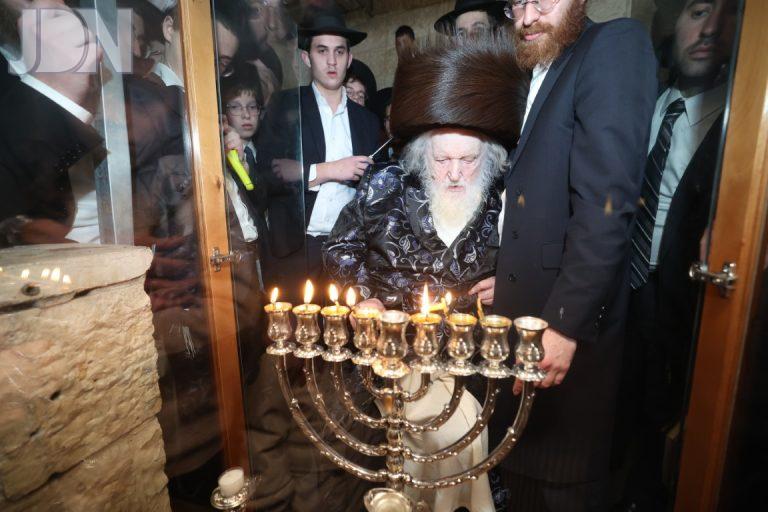 הדלקת נרות מוצ''ש שטרנבוך צילום דוד ארזנני (5)