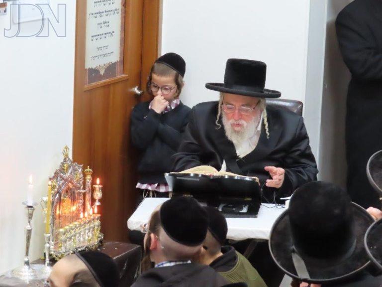 המקובל רבי יצחק משה ארלנגר בדלקת נרות חנוכה ודברי תורה בבית מדרשו בית ועד לחכמים באשדוד (15)