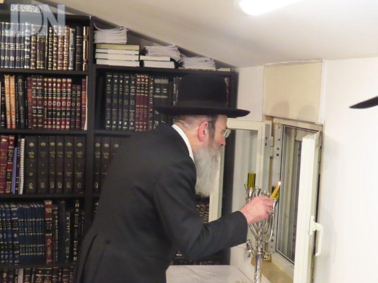 המשגיח רבי בנימין פינקל בהדלקת נר ראשון של חנוכה (4)