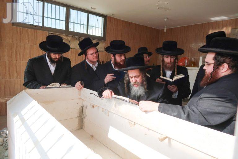 הקמת מצבה של בעל ה'רזא דאמונה' מקרעטשניף סיגעט צילום מ.א