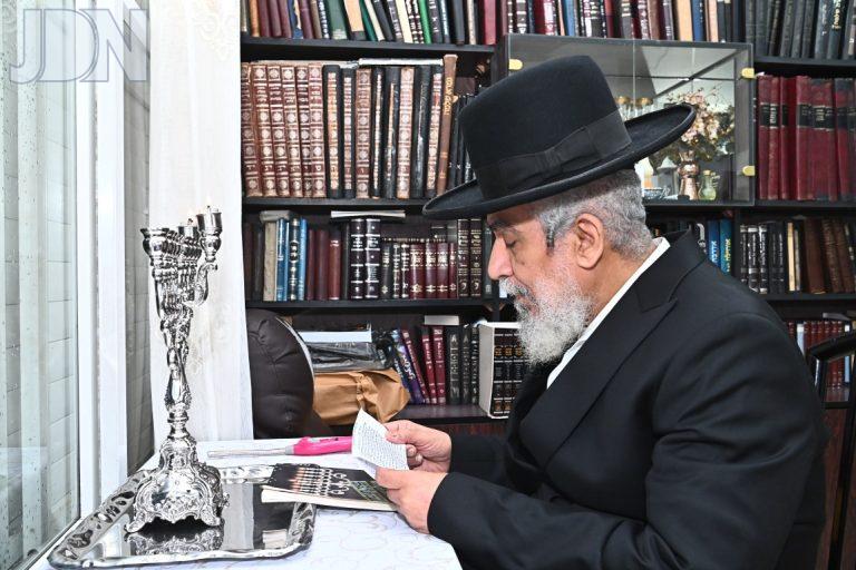 הרב יצחק רצאבי בהדלקת נר חנוכה צילום שוקי לרר (8)