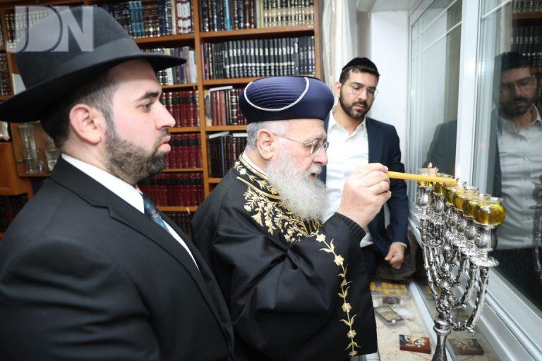 הרשל''צ הרב יצחק יוסף במוצ''ש בהדלקת נר שביעי בביתו צילום דוד ארזני