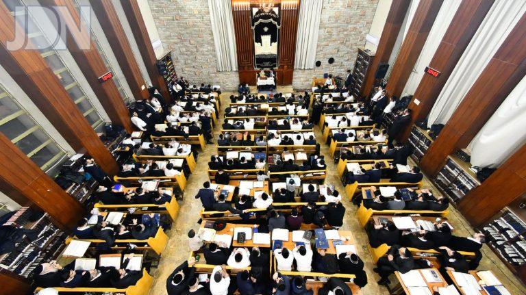הרשל''צ הרב יצחק יוסף בשיעור בהלכה לאברכים במסגרת לימוד בזאת חנוכה (7)