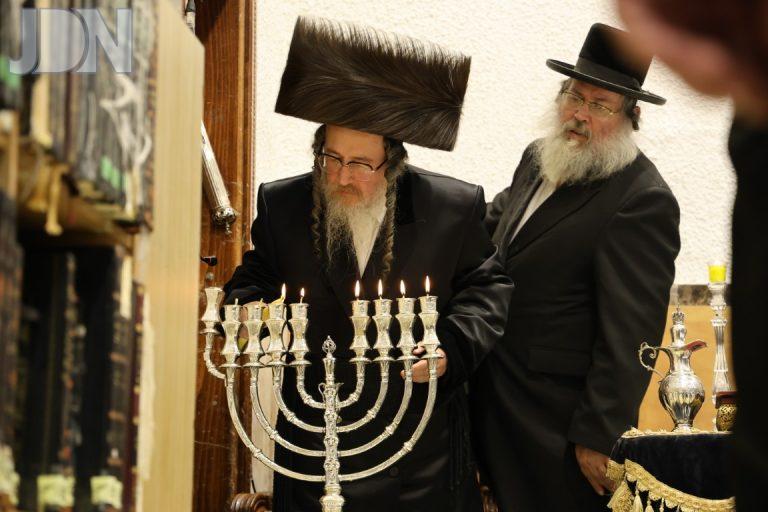 זאת חנוכה בחצר הקודש ביאלה ב''ב (4)