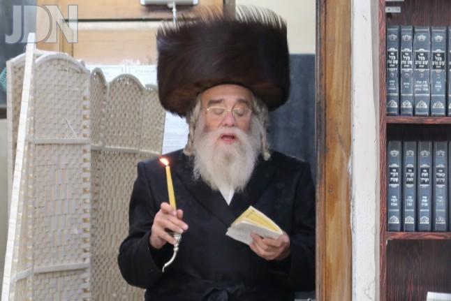 זאת חנוכה בחצר הקודש שידלובצא הדלקה. טיש. וחלוקת מטבעות צילום שימי פ