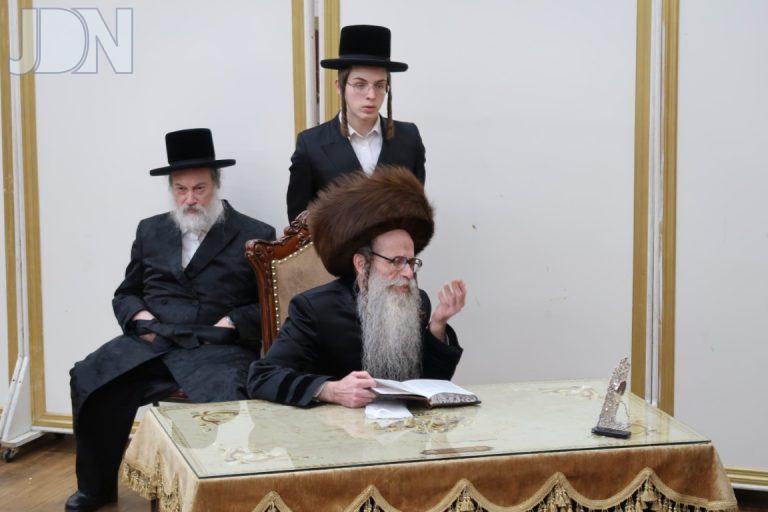 זאת חנוכה בצאנז זוועהיל (3)