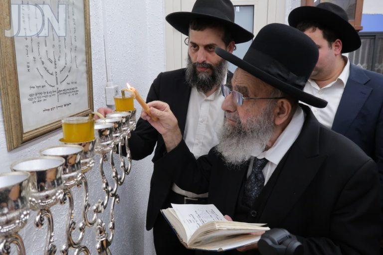 חכם משה צדקה ראש ישיבת 'פורת יוסף - גאולה' בהדלקת נר ראשון של חנוכה תשפ''ו צילום ש.פ