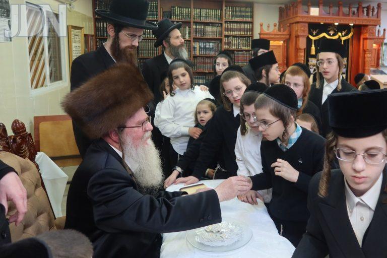 חנוכה בחצר הקודש בערגסאז צילום שימי פ