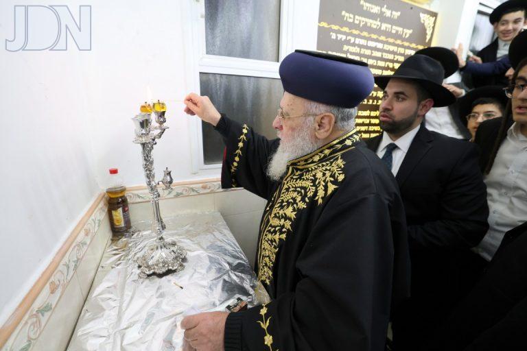 חנוכה בישיבת אור אברהם בבני ברק בחור קנה הדלקה בדפי גמרא צילום יעקב כהן (12)