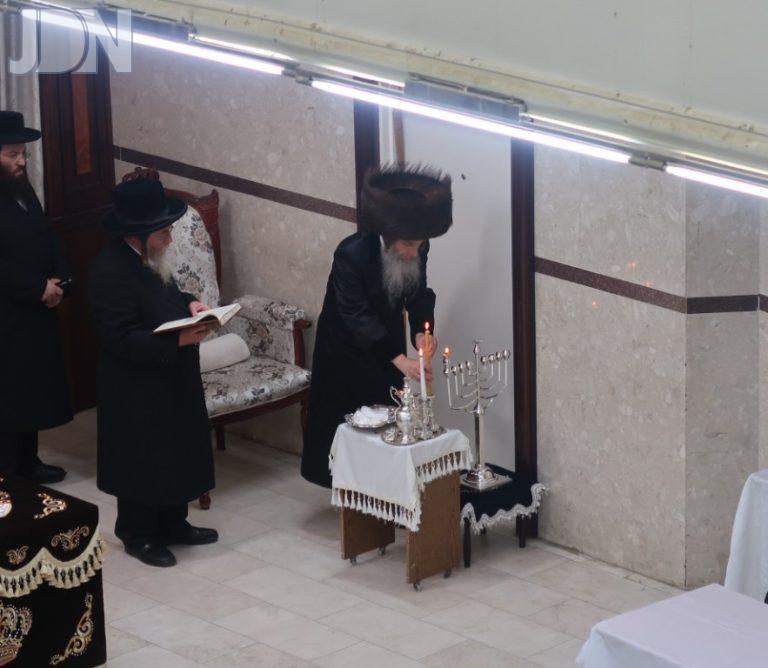 חנוכה ושריפת הפתילות תשפו בחצר הקודש אונגוואר (2)
