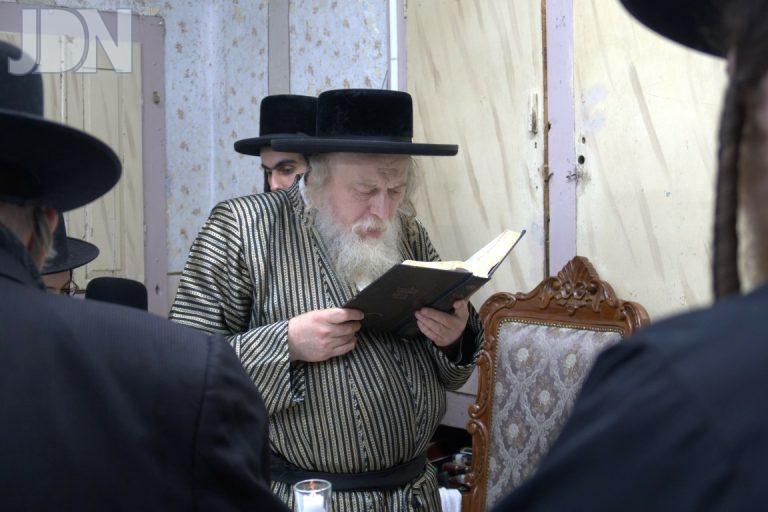 מבקשי אמונה בטיש לרגל הייארצייט של אביו ה'דברי אמונה' צילום שימי פ