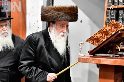 מכנובקא בעלזא נר א' חנוכה פ''ו (555)