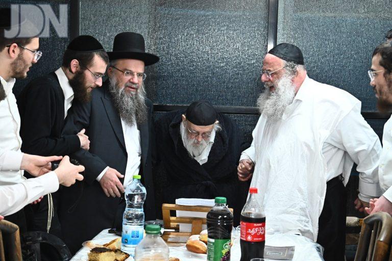 מסיבת חנוכה ושיעור אצל הגר''מ גריינמן בביתו - בהשתתפות תלמידים (15)