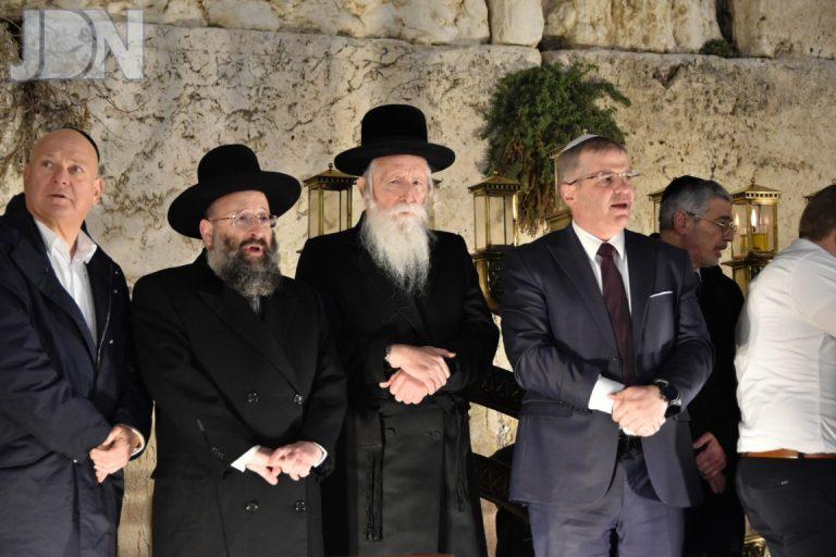מעמד הדלקת נר שלישי של חנוכה ברחבת הכותל ע''י הגרי''ד גרוסמן צילום י.ש