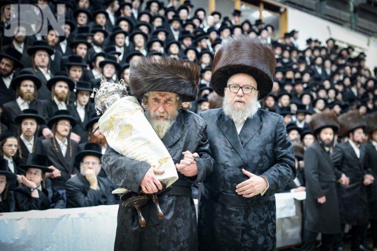מעמד הכנסת ספר תורה להיכל בית המדרש הגדול רחמיסטריווקא. צילום א