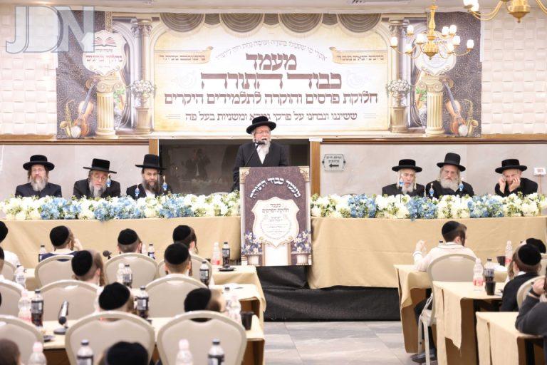 מעמד כבוד התורה לתלמידי ת''ת 'נהלך ברגש' ביתר צילום שמואל דריי (9)