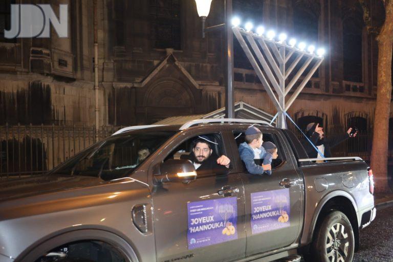 מצעד מכוניות לכבוד חג החנוכה נערך בכיכר שאטלה, פריז, צרפת (57)