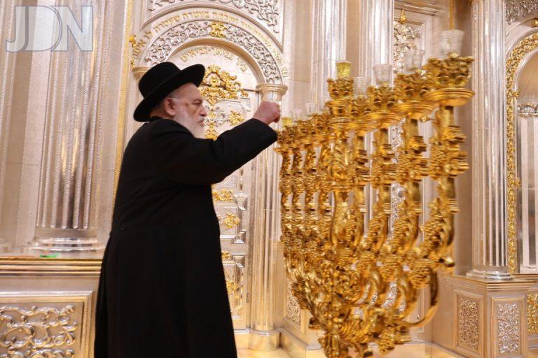 מרן הגר''ח פיינשטיין חנך את המנורה הטהורה בהיכל הישיבה (2)