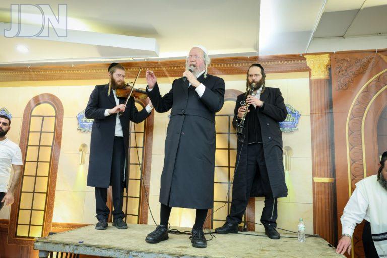 מתמידים-זאת חנוכה. צילום א
