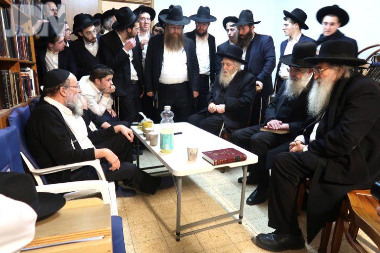 ניחום אבלים אצל ר''י כנסת יצחק חדרה רבי יהושע ארנברג על פטירת רעייתו  (9)