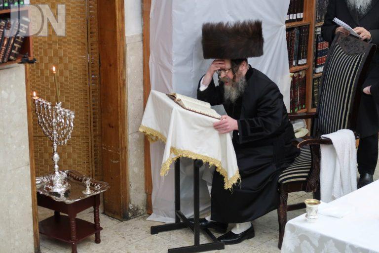 נר א' חנוכה אדמו''ר מקרעטשניף סיגעט צילום מ.א