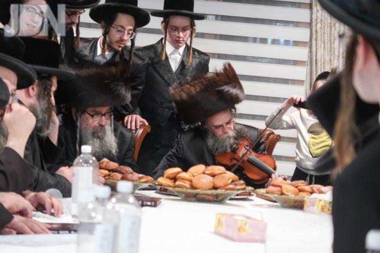 נר ג' חנוכה - אדמור מקרעטשניף סיגעט וויליאמסבורג בבית ר' יואל אריה שטערן במאנסי צילום מ.י